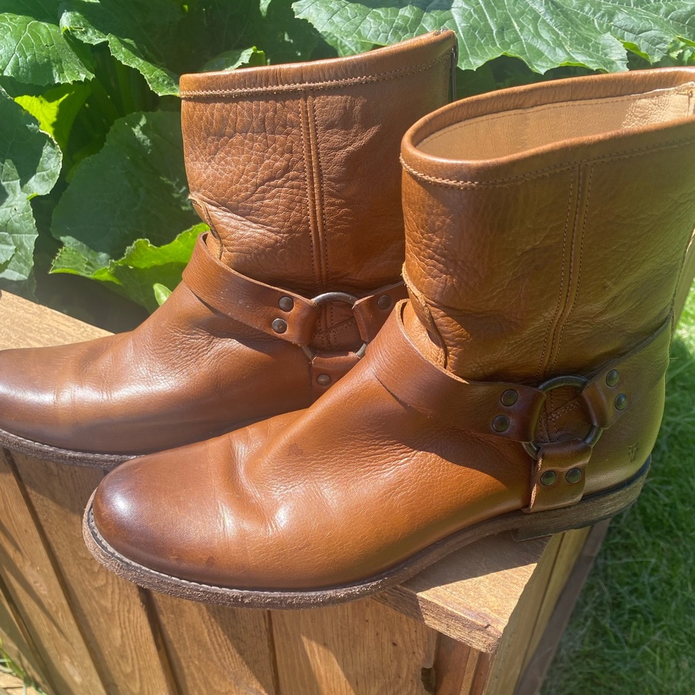 FRYE boots. Very gently used. brown, Size 9.5 women